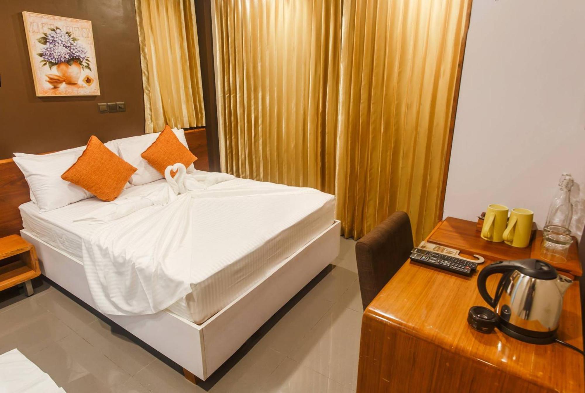 Club Blu Hotel Мале Екстериор снимка